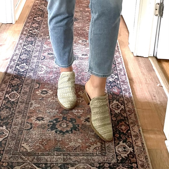 Very Volatile Los Angeles Cream Woven Leather Mule Size 9 - Picture 2 of 7